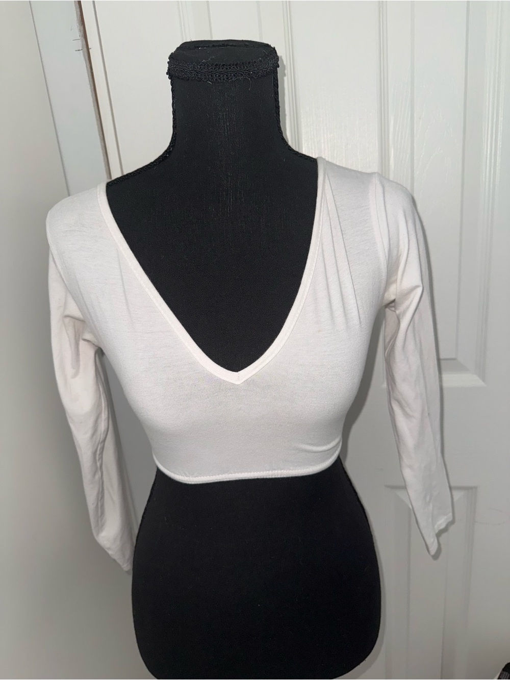 PrettyLittleThing White V-Neck Long Sleeve Crop Top